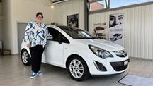 Evelyne Baumgartner aus Staffelbach mit ihrem Opel Corsa